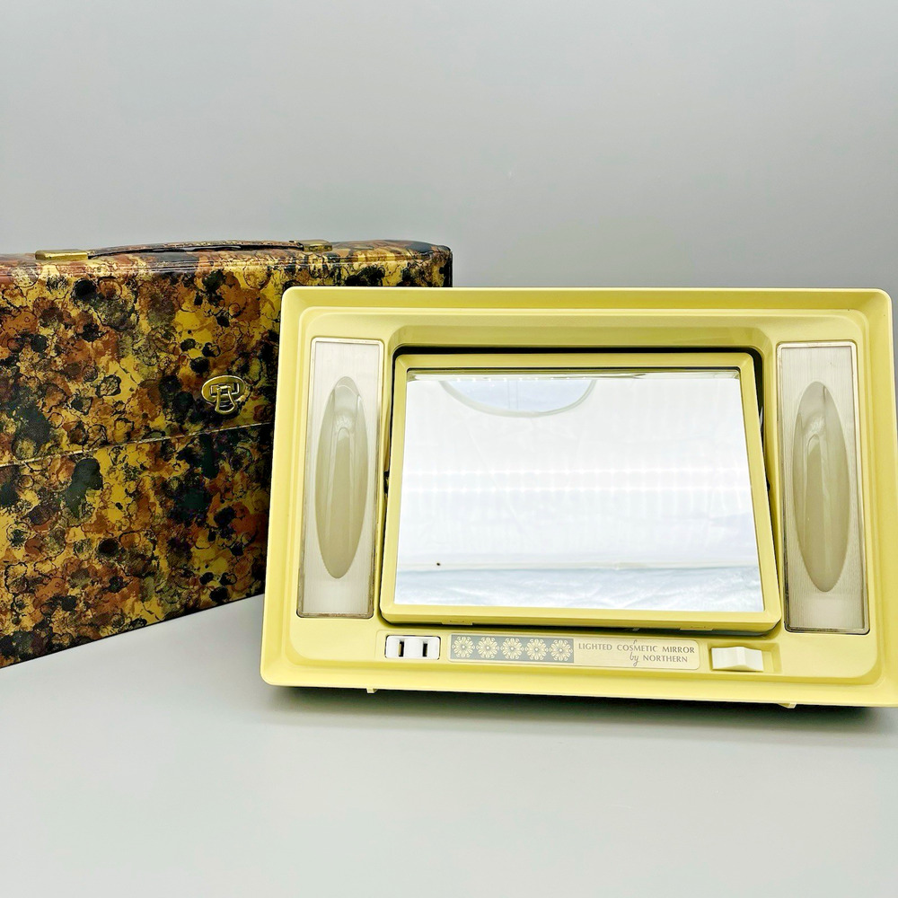 VTG Retro Cosmetic Lighted Flip Mirror Magnified Front Receptacle Travel Case